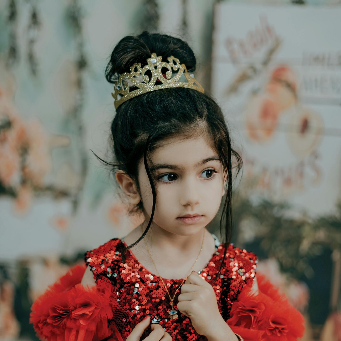 Image for service: Feel like a Queen or Princess!